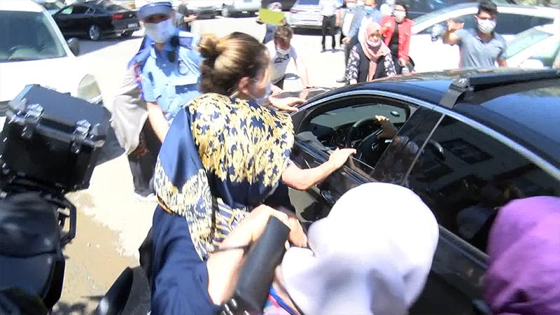 Ekrem İmamoğlu'na protesto, konvoydaki araçlara vurdular!