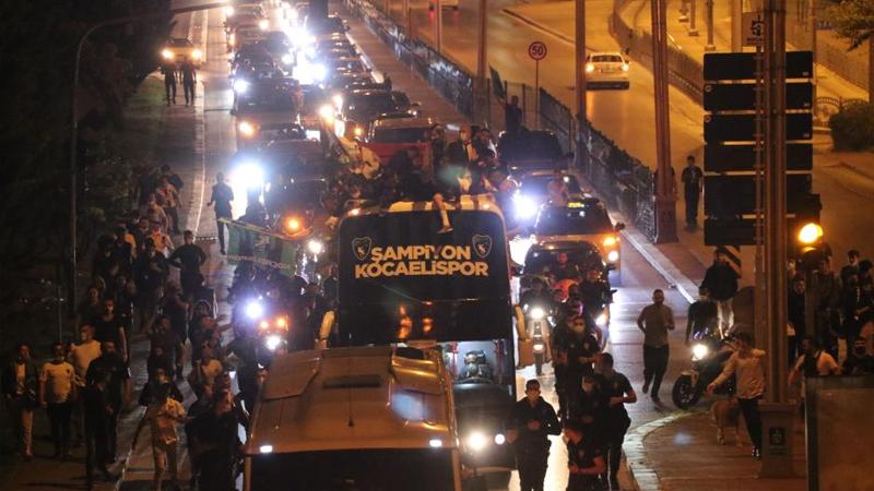 Kocaelisporlu futbolcu, şampiyonluk kutlamasında otobüsten düştü!