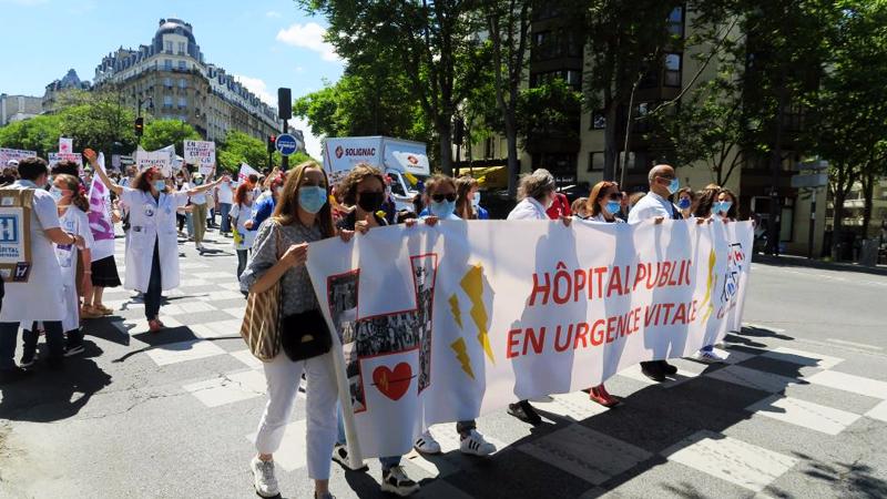 Fransa'da sağlık personellerinden hükümet karşıtı protesto