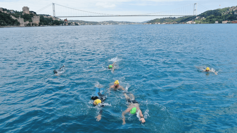 Kısıtlamada İstanbul Boğazı'nı yüzerek geçtiler