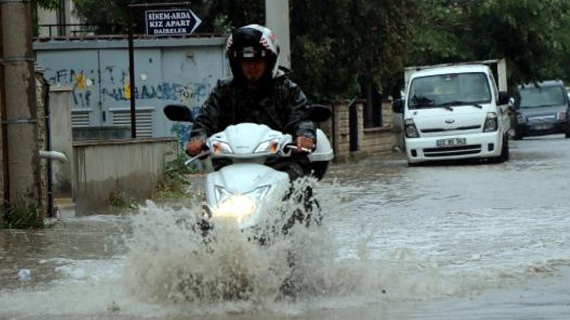 Edirne ve ilçesi Keşan'da sağanak etkili oldu