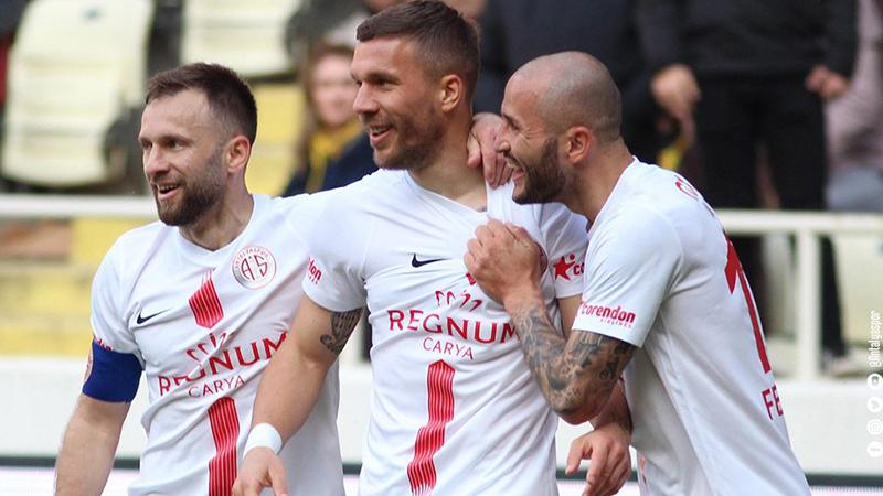 Antalyaspor'da Podolski ve 3 futbolcuyla yollar ayrıldı