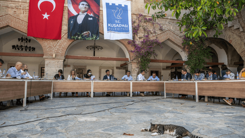 Kuşadası'nda evcil hayvan satışı yasaklandı