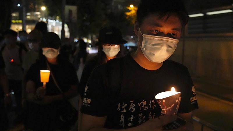 Hong Kong'da binlerce kişi, Tiananmen olaylarını anmak için bir araya geldi