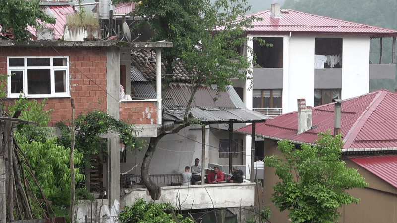 Babasının diktiği armut ağacını kesmeye kıyamadı, balkonun içerisinden geçirdi