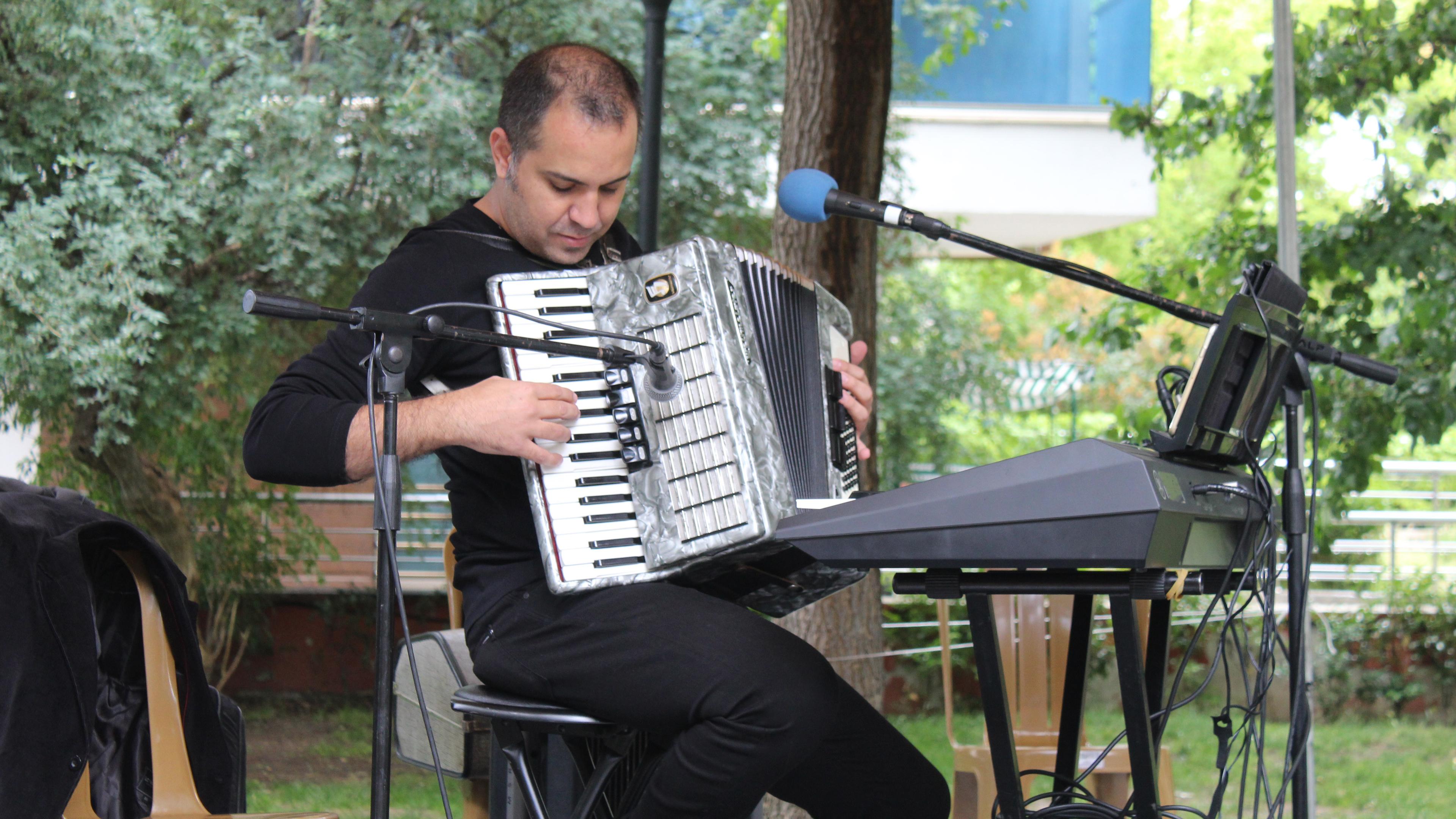 Başkent'te sanatçılar açık hava konserlerine devam ediyor