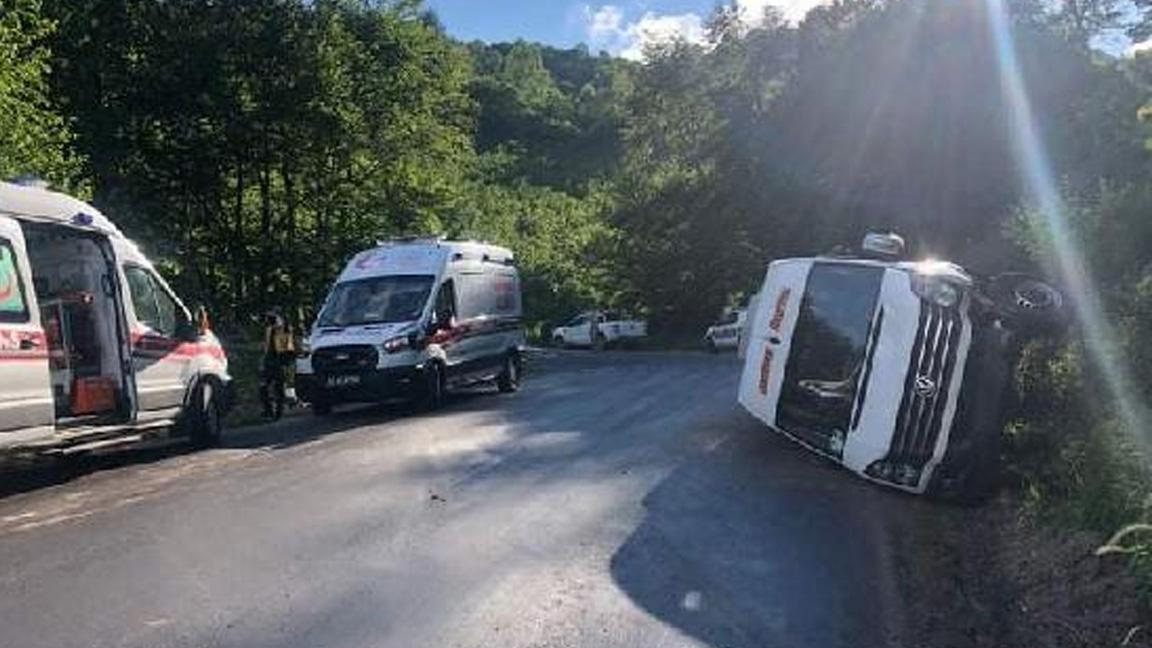 Ordu'da geziden dönenleri taşıyan minibüs devrildi: 15 yaralı