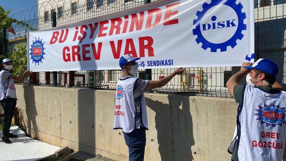 Şanlıurfa'da, fabrikadan haklarını alamadığını söyleyen üç işçi greve başladı