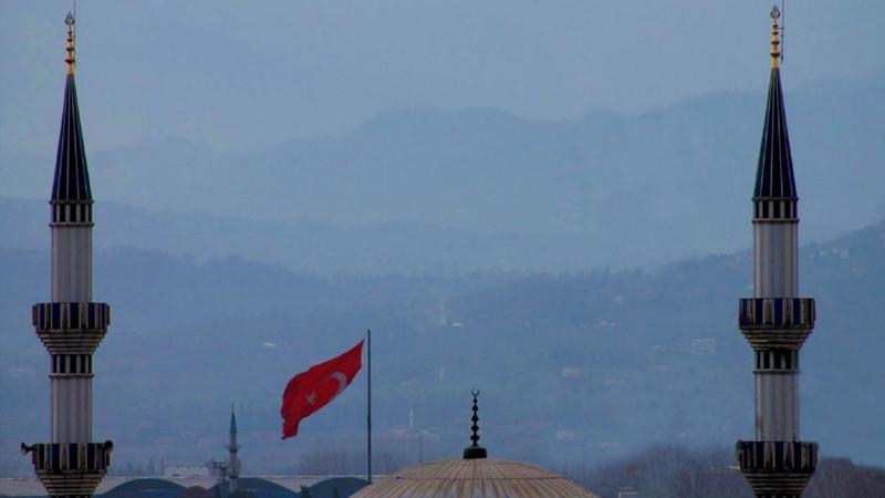 Karar gazetesi yazarı İbrahim Kiras: Ehliyetsiz, liyakatsiz insanlar yüksek sesle "vatan, millet, din, iman" diye kişisel çıkarları için mücadele veriyorlar