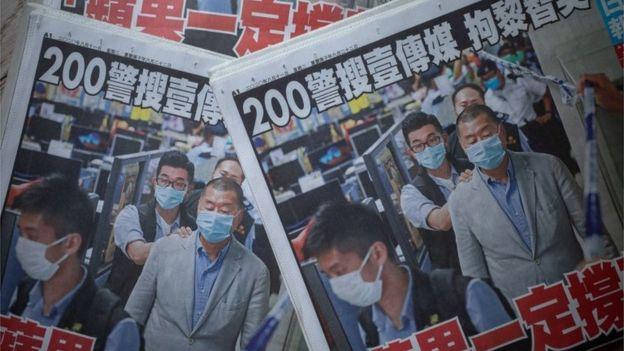 Hong Kong'da kapanmak zorunda kalan Apple Daily'den bir gazeteci yurtdışına giderken gözaltına alındı 