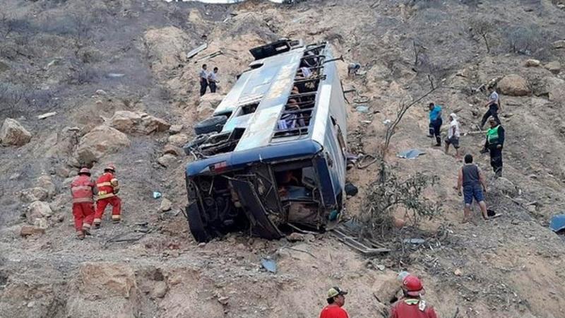 Peru'da maden işçilerini taşıyan otobüs uçuruma yuvarlandı: 27 ölü, 16 yaralı