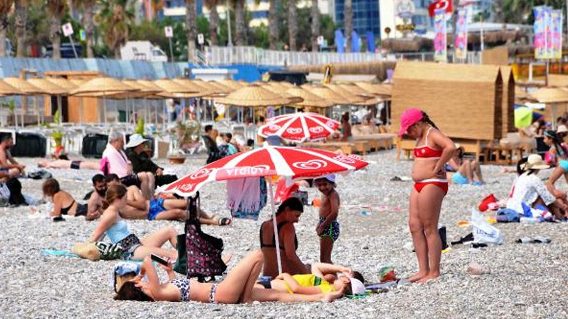 Antalya'da sahilleri yabancı turistler doldurdu