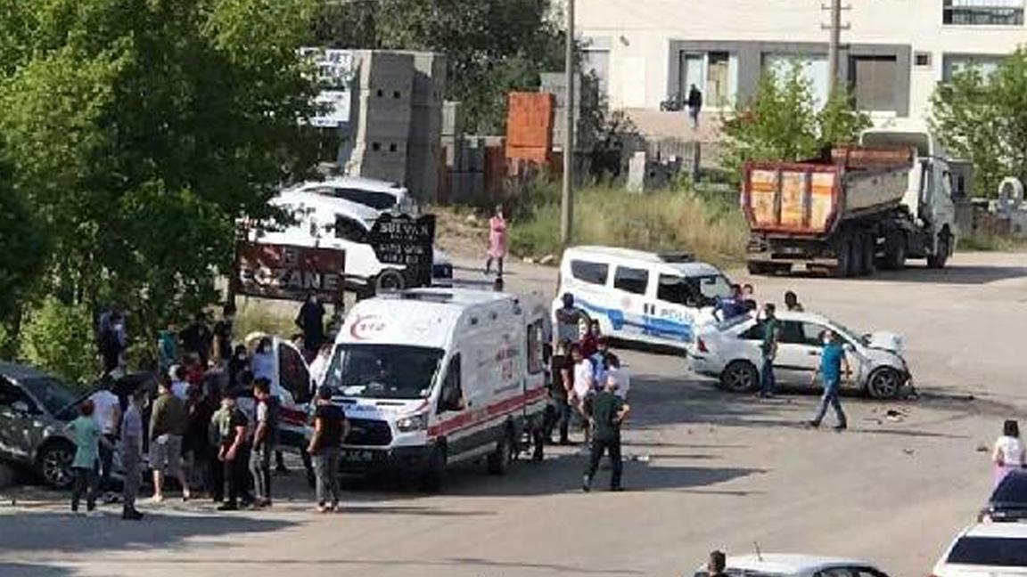 Ankara'da kazada savrulan otomobil, durakta bekleyen yayaya çarptı 