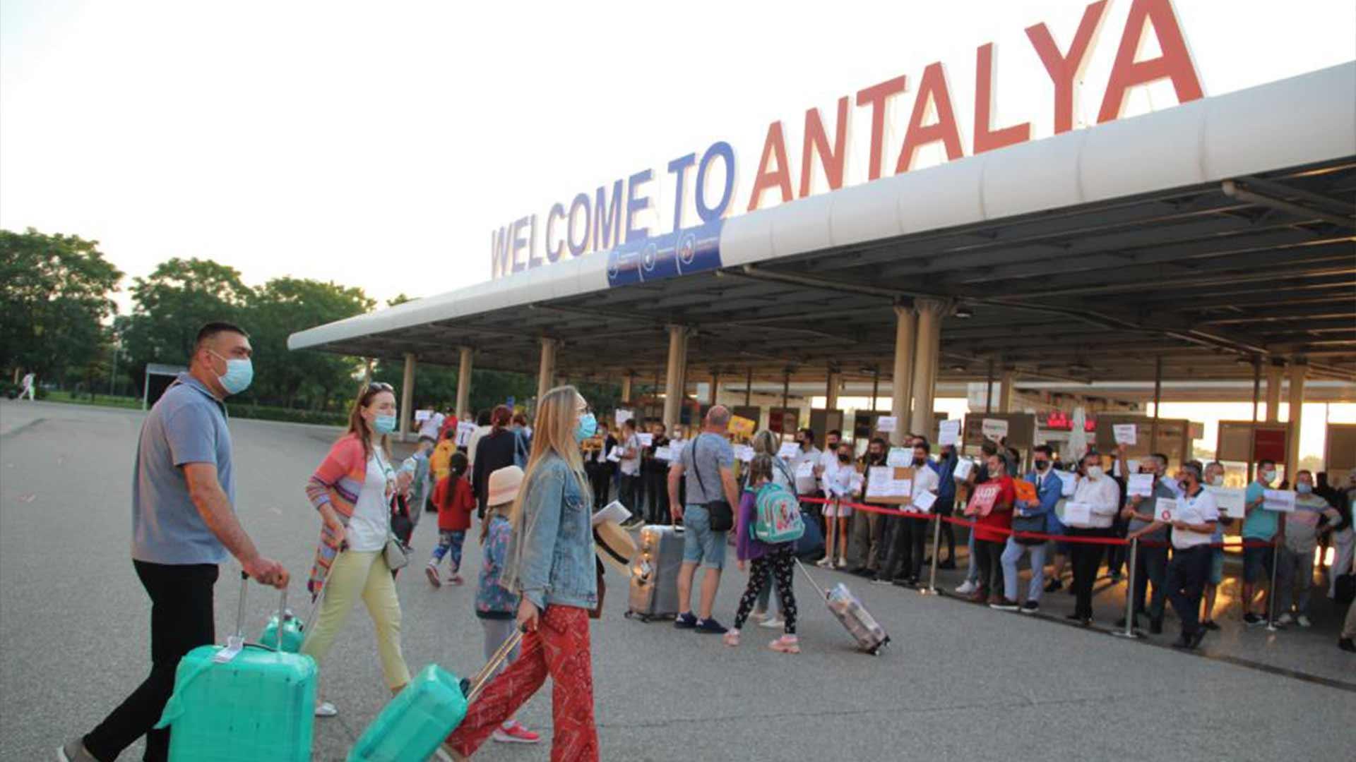 Antalya Valisi: Günlük vaka sayımız turistler dahil 100 civarı