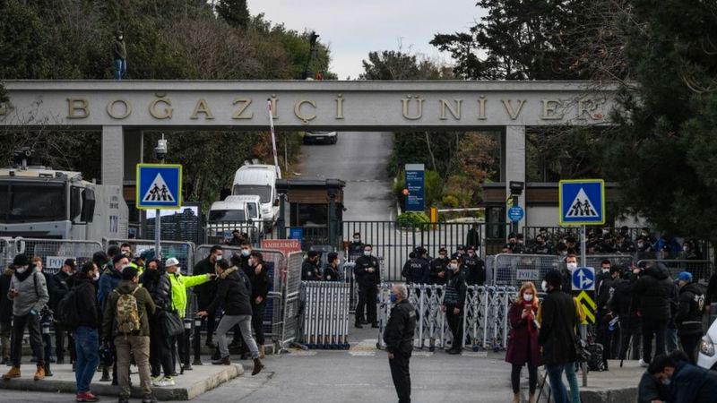 Boğaziçili öğrencilerin bursu eski yönetmeliğe dayanarak kesildi, mahkeme ‘yürütmeyi durdurma’ kararı verdi