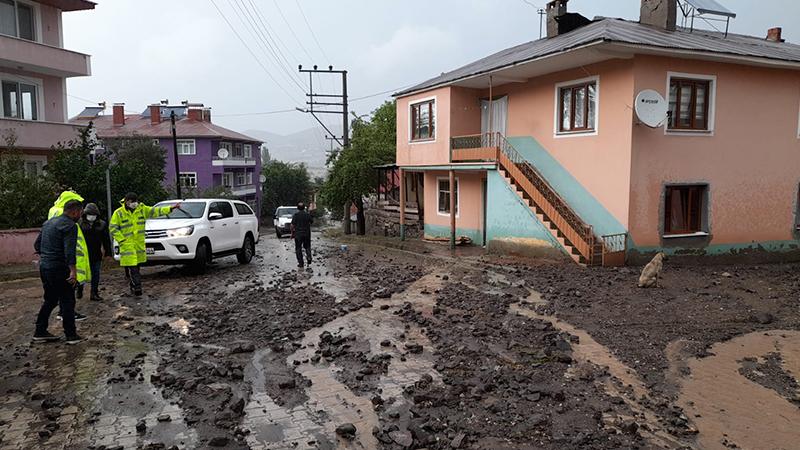 Giresun'da sağanak: Dere taştı, yollar çamurla kaplandı