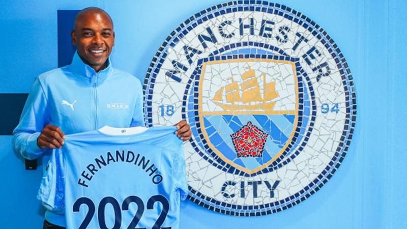 Fernandinho, 1 yıl daha Manchester City'de