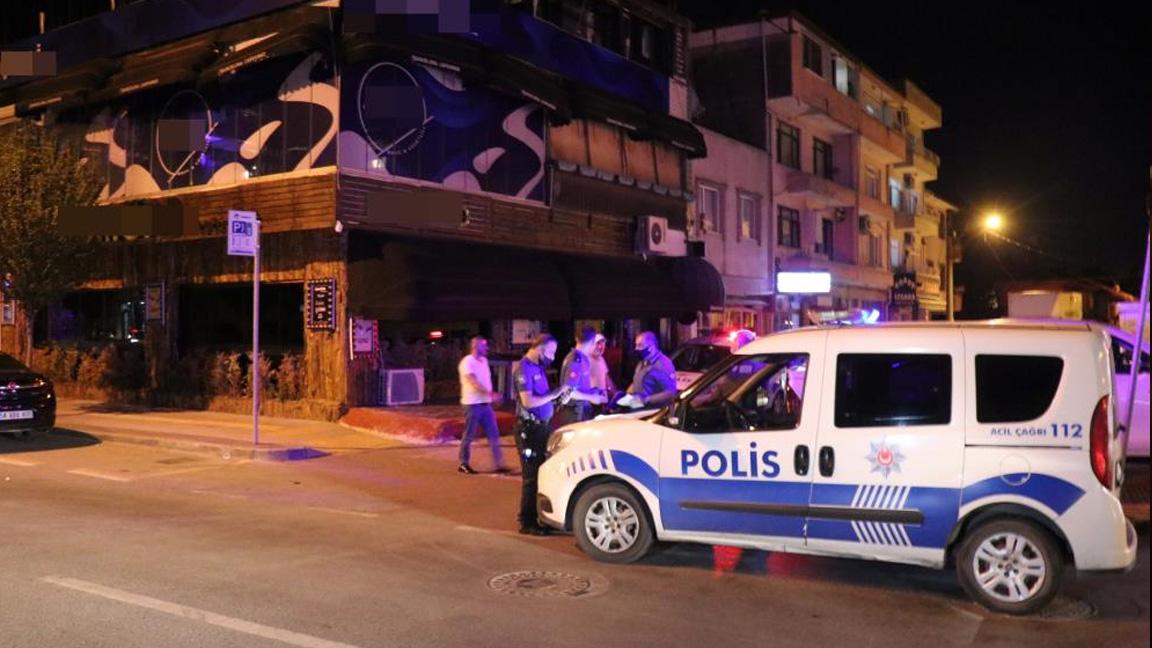 Sakarya'da polis ekipleri, eğlence mekanına baskın düzenledi; 18 kişiye ceza kesildi