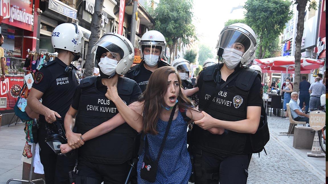 Eskişehir'de Onur Yürüyüşü'ne polis müdahale etti: 20 kişi gözaltına alındı 