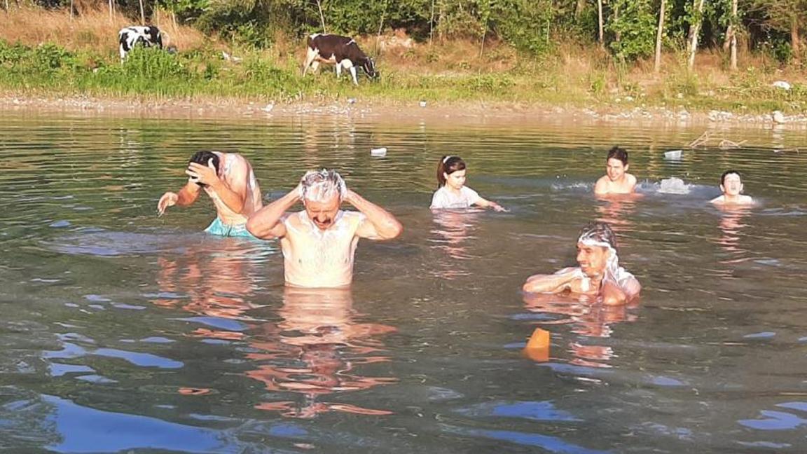 Su kesintilerini protesto için derede banyo yaptılar