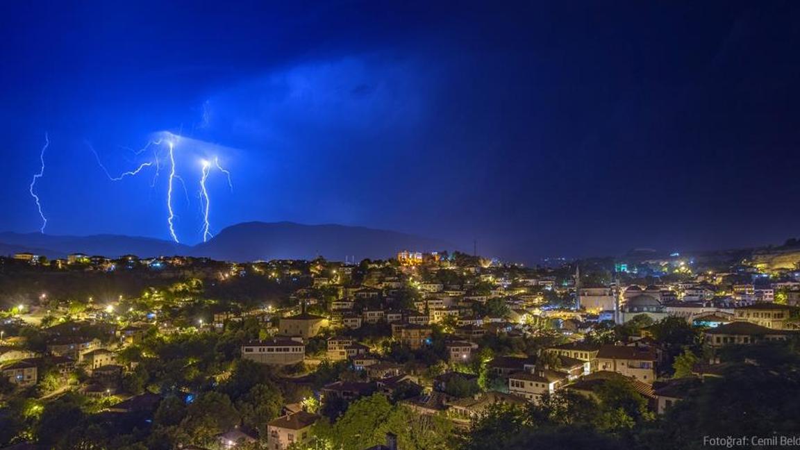 Şimşeklerin aydınlattığı Safranbolu, fotoğrafçının objektifine yansıdı 