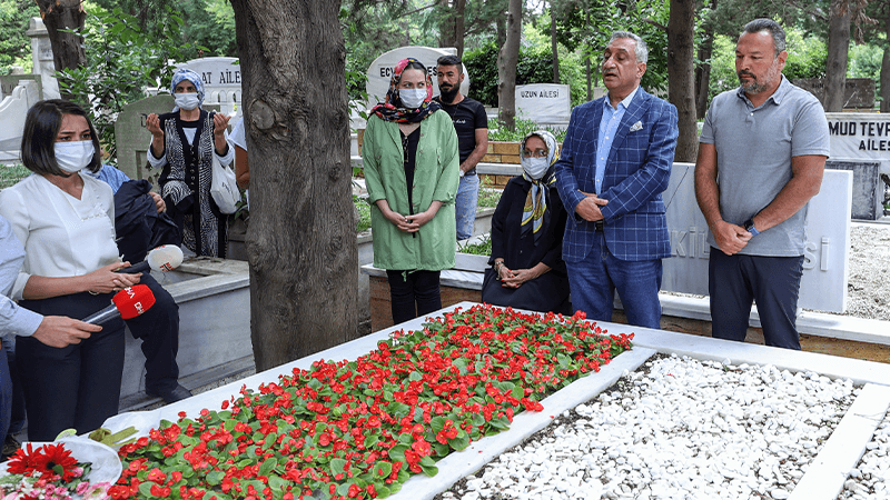 Türk sinemasının unutulmaz ismi Kemal Sunal, vefatının 21. yıl dönümünde mezarı başında anıldı