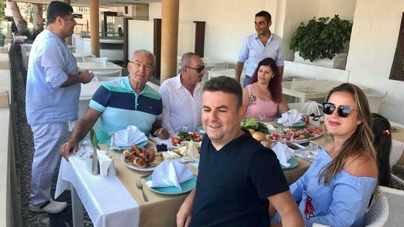 Deniz Baykal, Korkmaz Karaca (önde) ve partililer ile bir buluşmada