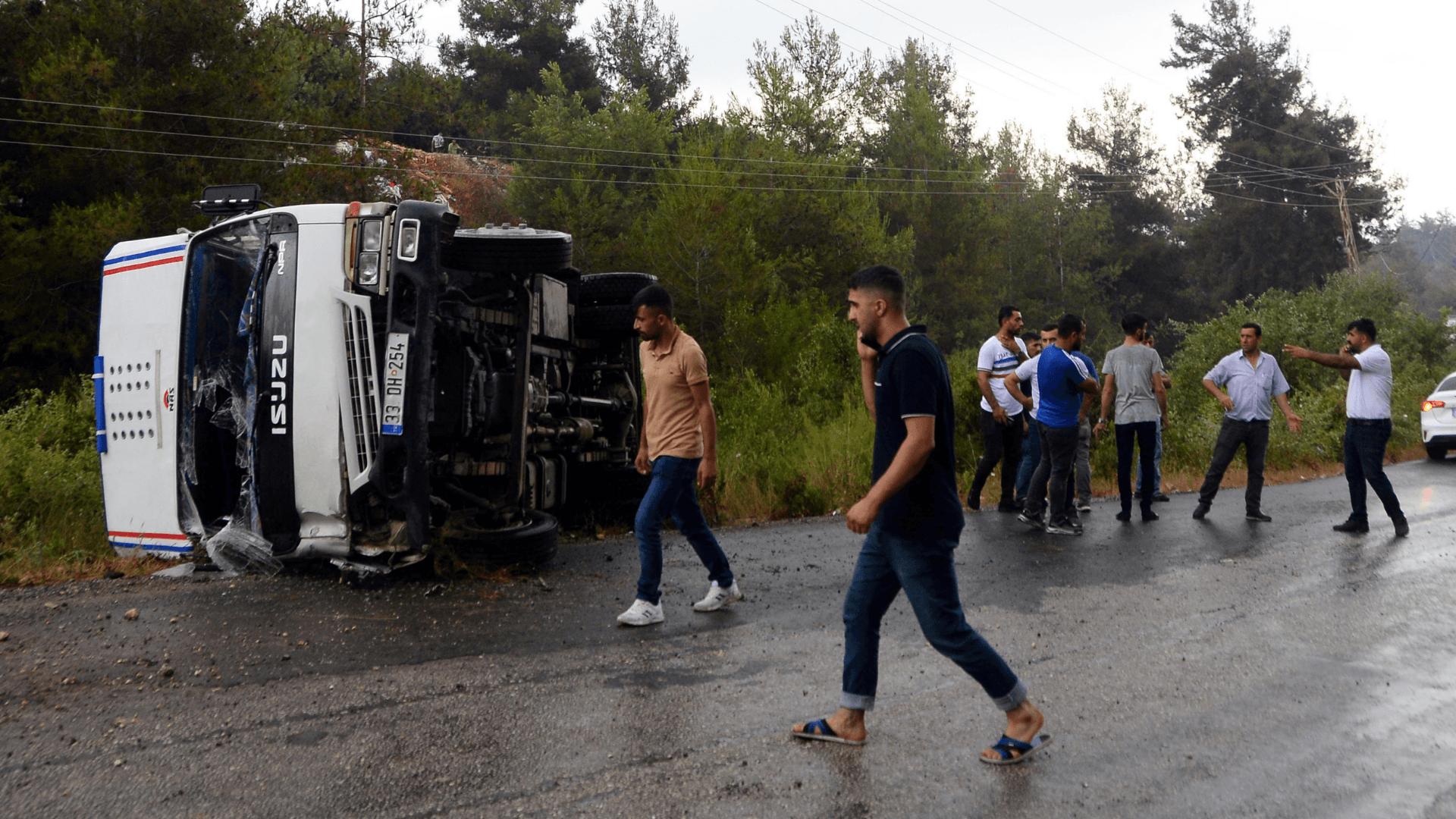 Mersin'de mevsimlik işçileri taşıyan kamyonet devrildi: 11 yaralı