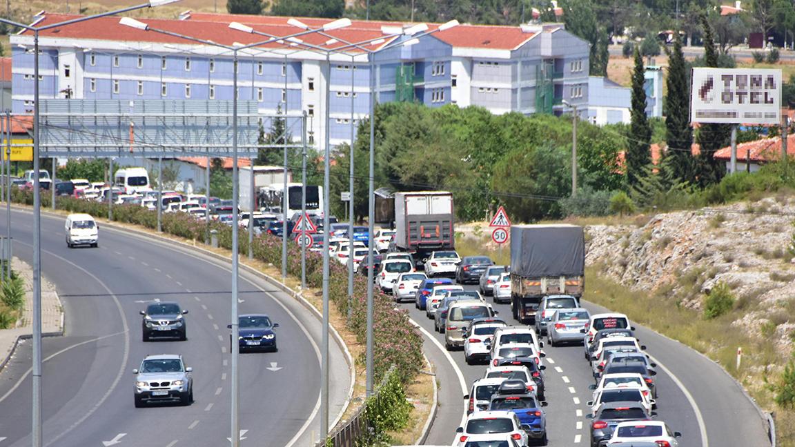 Muğla'da 8 kilometrelik araç kuyruğu oluştu