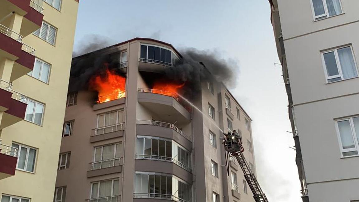 Niğde’deki ev yangınında faciadan dönüldü: 10 kişi hastaneye kaldırıldı