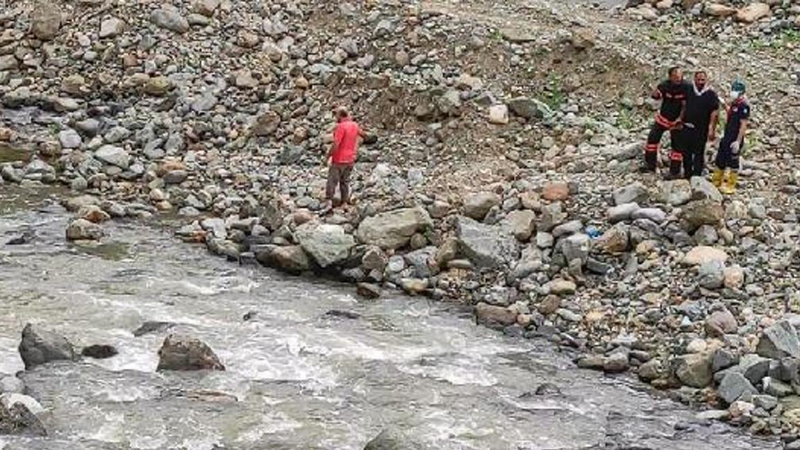 Trabzon'da, derede kayıp 15 bin doları arıyorlar; bini bulundu 