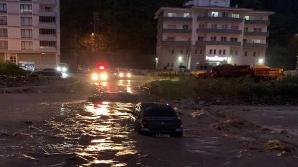 Giresun'da derenin taşması sonucu yaklaşık 200 kişi düğünde mahsur kaldı