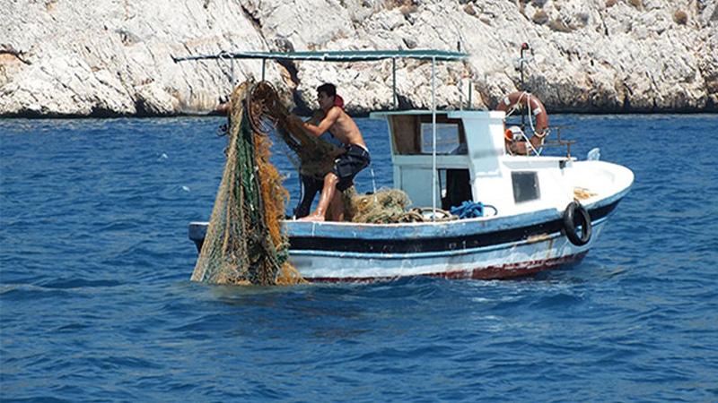 Mersin'de balıkçı ağına 62 kilo esrar takıldı 