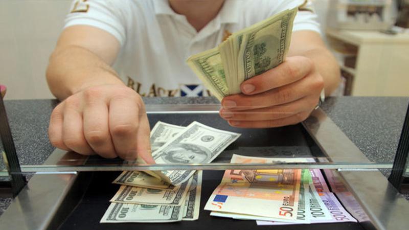 Döviz kurları haftanın son gününe yatay seyirle başladı; dolar 8,44