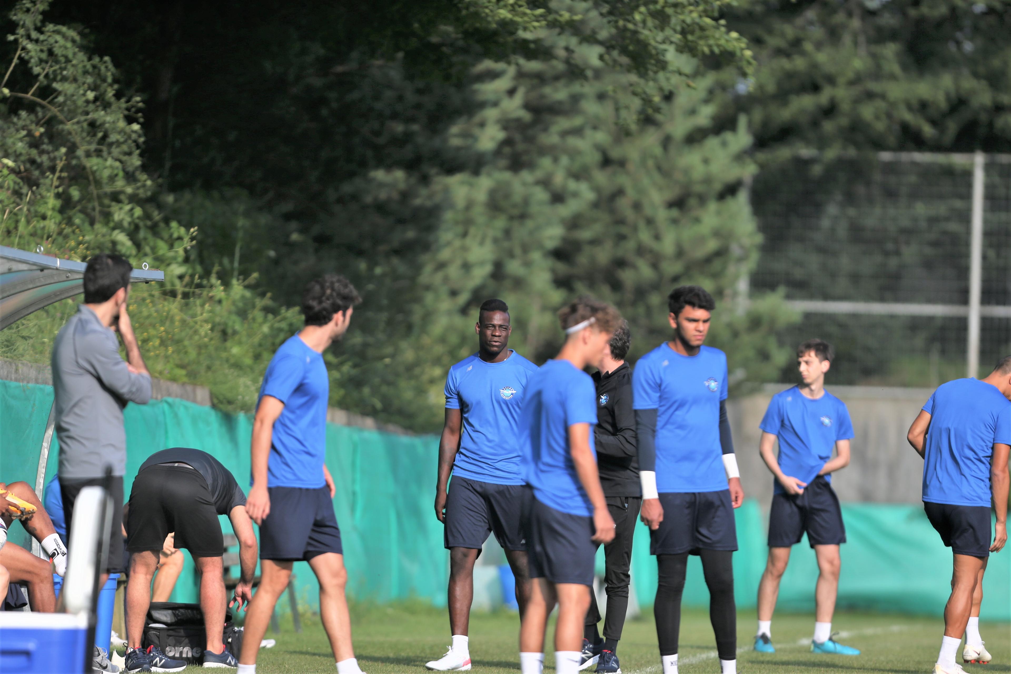 Adana Demirspor'un yeni transferi Mario Balotelli, takımının Bolu kampında ilk antrenmanına çıktı