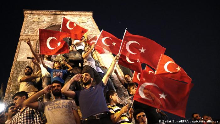 Arşiv - Darbe girişimini engellemek için İstanbul Taksim Meydanı'nda toplananlar (16.07.2016)