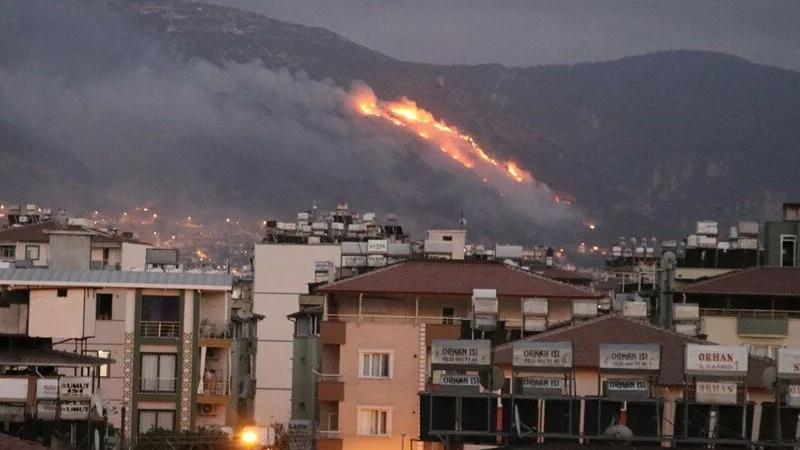 Mersin ve Hatay'da orman yangını; söndürme çalışmaları sürüyor