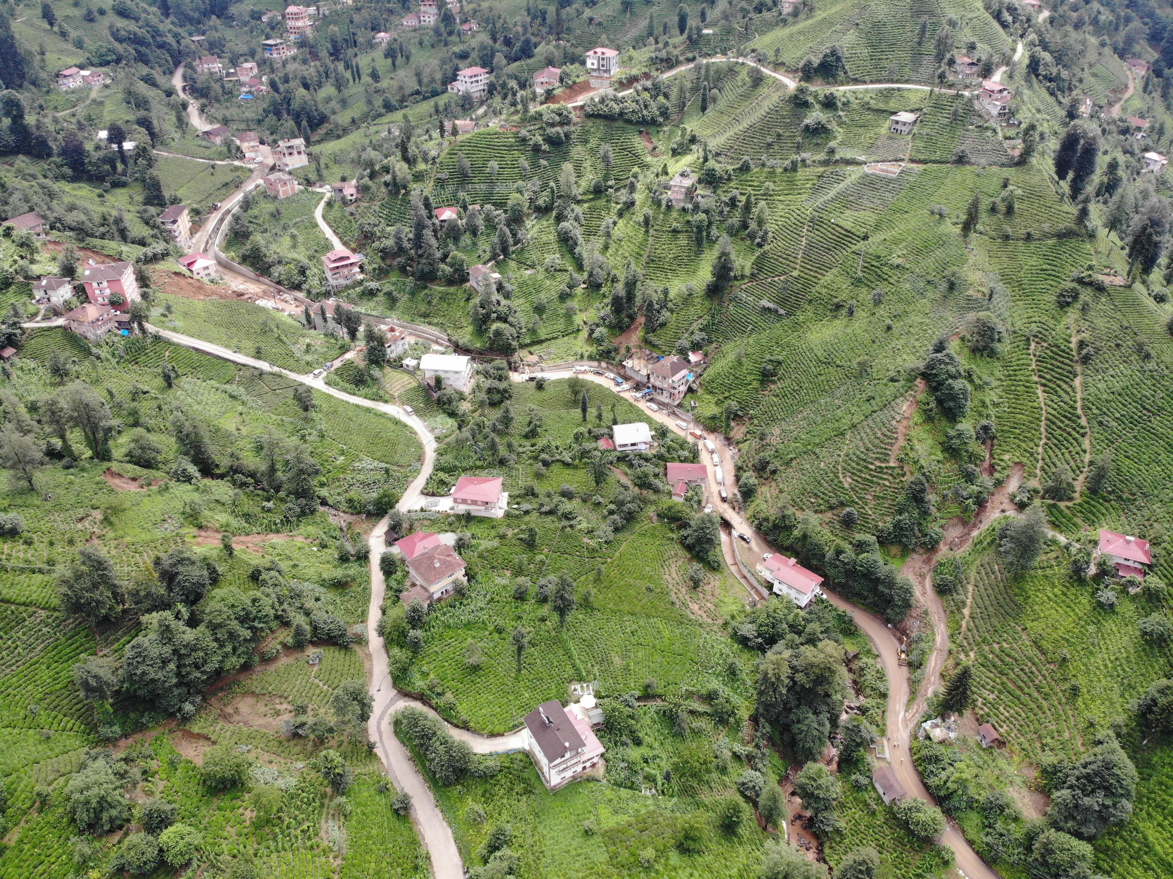 Rize’deki, 6 kişinin hayatını kaybettiği, 2 kişinin kaybolduğu sel ve heyelan felaketinin izleri silinmeye çalışılıyor