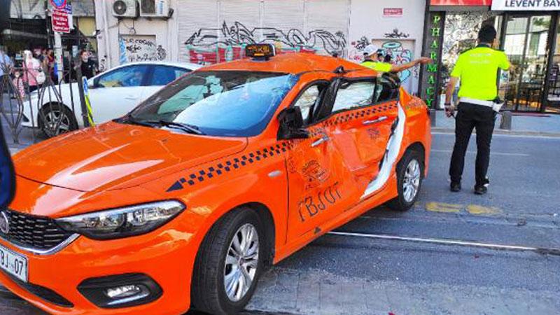 Karaköy'de tramvay ile bir taksi çarpıştı; seferler durdu