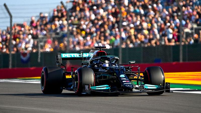 Büyük Britanya'da sıralama turlarının galibi Lewis Hamilton