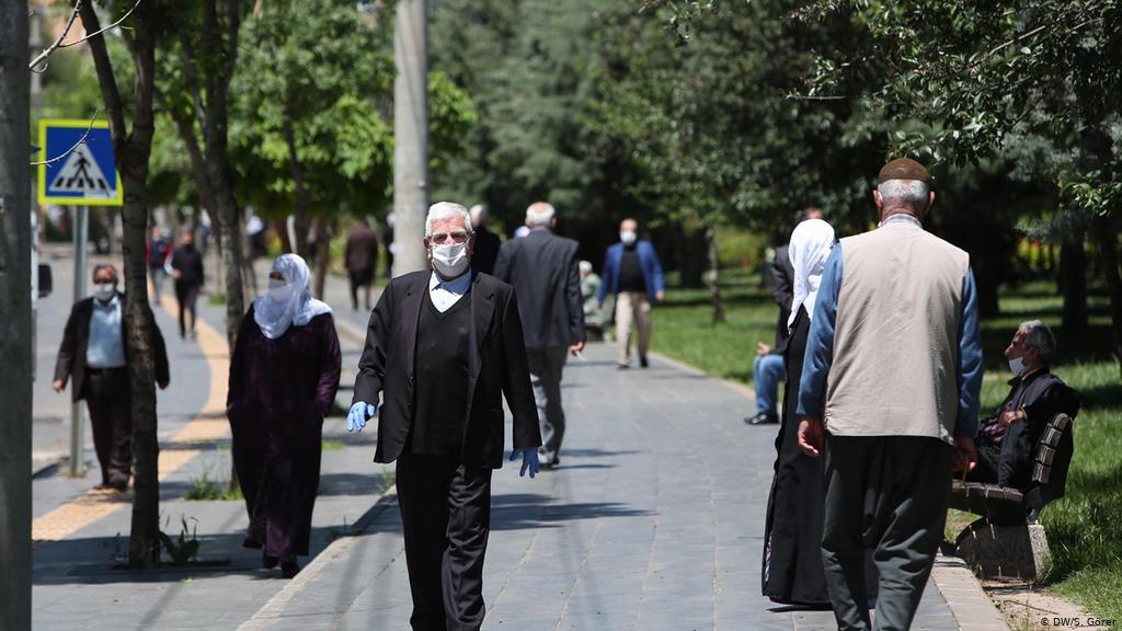 Yeni Şafak yazarı Acet: Korona vakaları neden tırmanışa geçti?