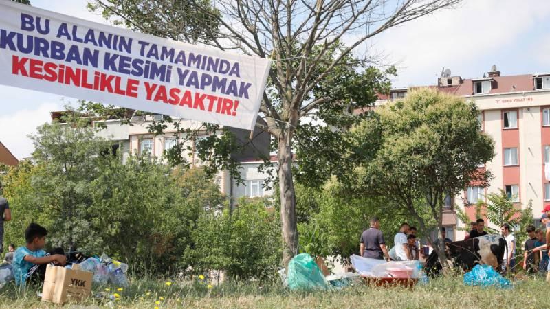 "Kurban kesmek kesinlikle yasaktır" afişinin altında kurban kestiler