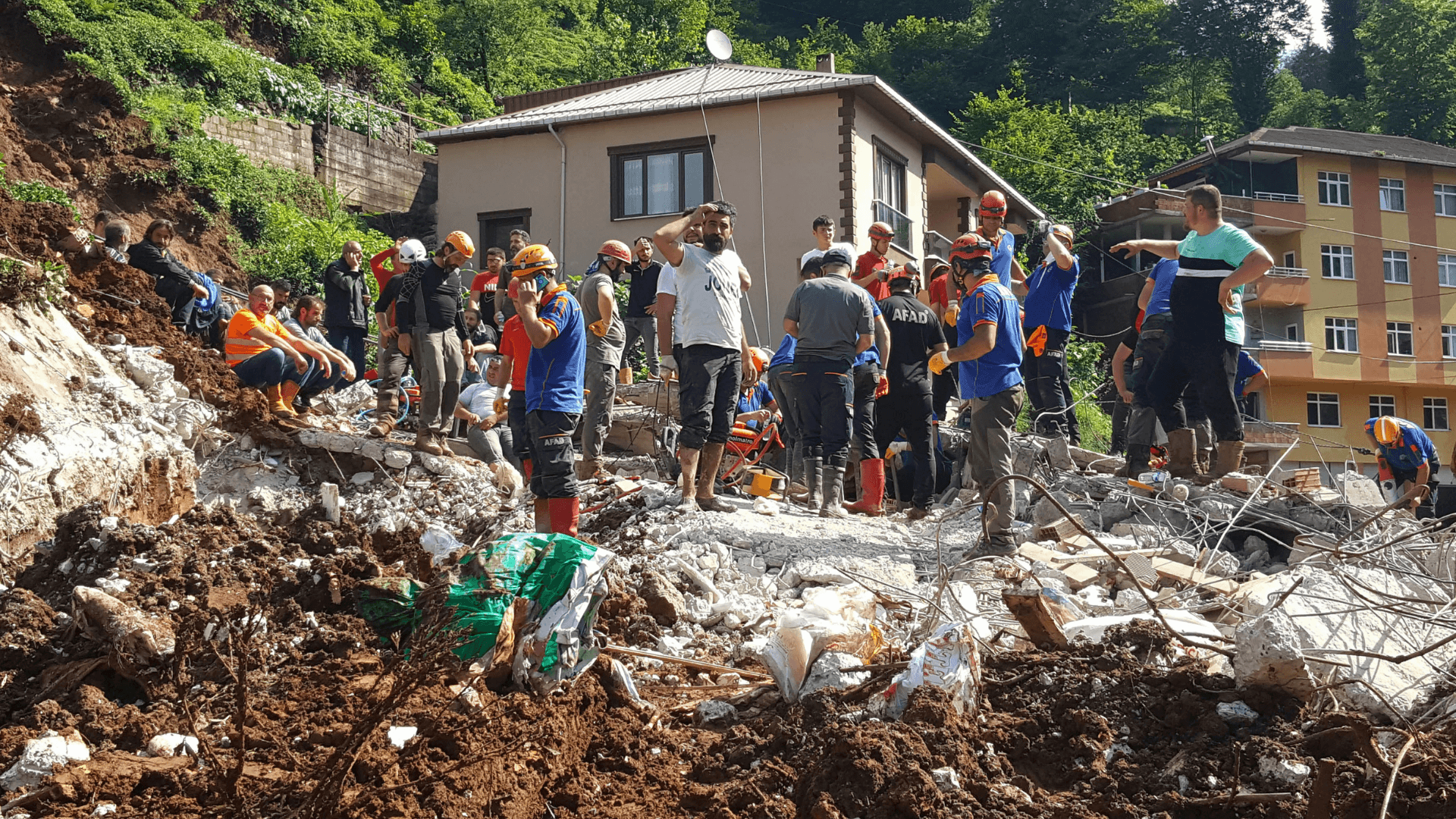 Rize Valiliği açıkladı: Selde 47 bina yıkıldı, 99 binada ağır hasar var, 79 konut nakledilecek