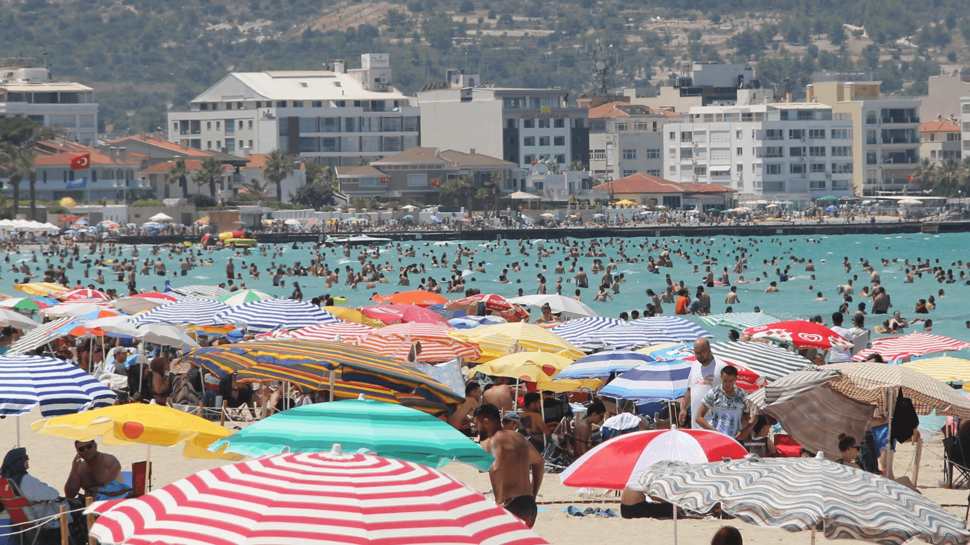 Çeşme’de nüfus 1 milyonu aştı; plajlar tıklım tıklım doldu