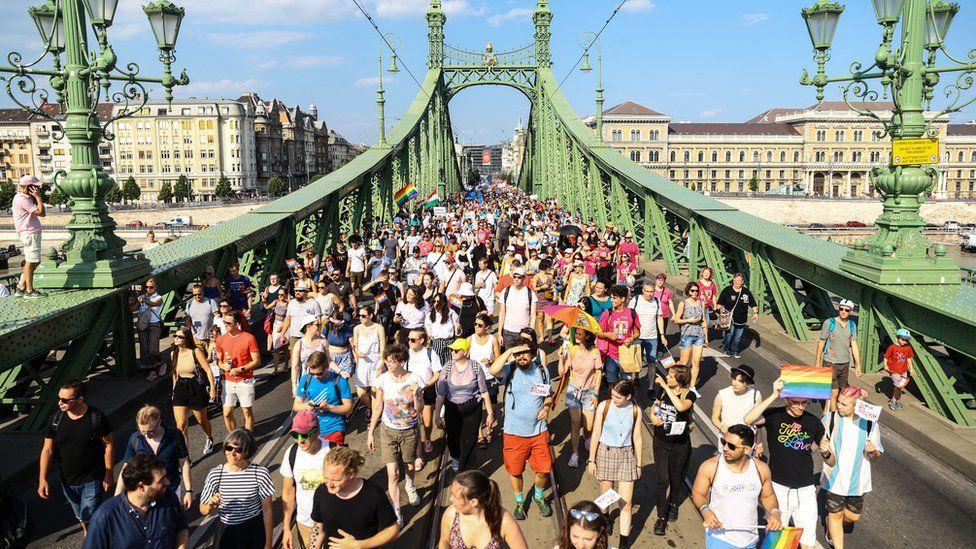 Orban hükûmetinin LGBTİ+ karşıtı yasasına karşılık Budapeşte'de binlerce kişi Onur Yürüyüşü için toplandı 