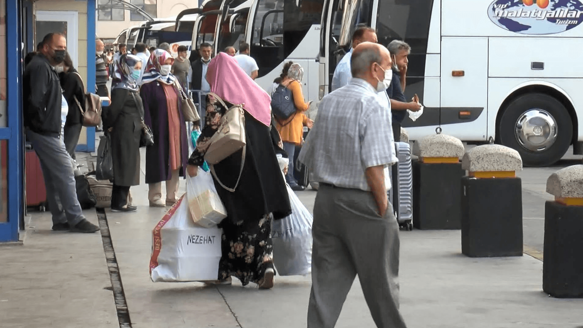 İstanbul'da bayram dönüşü otogarda yoğunluk 