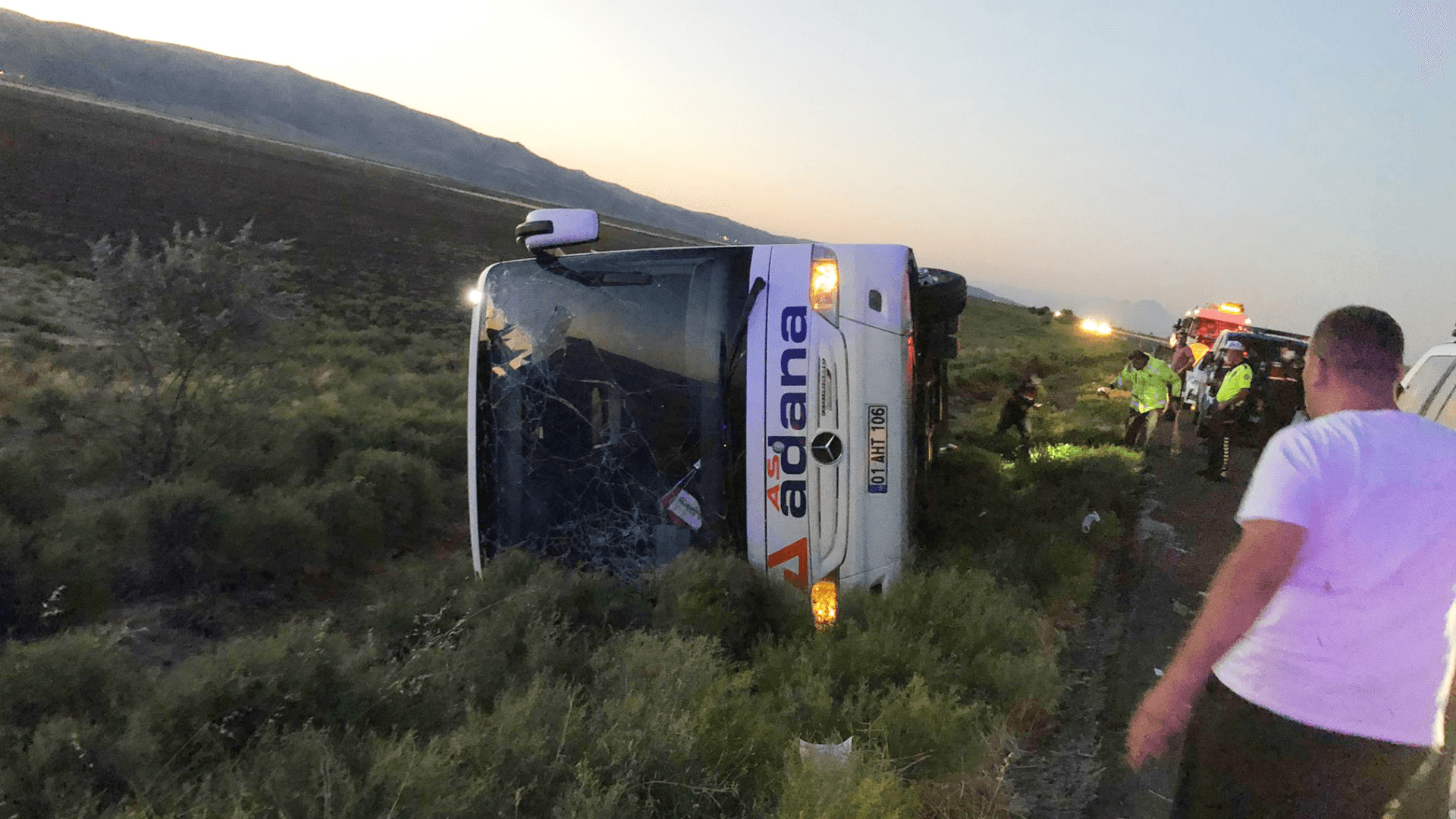 Aksaray'da yolcu otobüsü devrildi: 22 yaralı