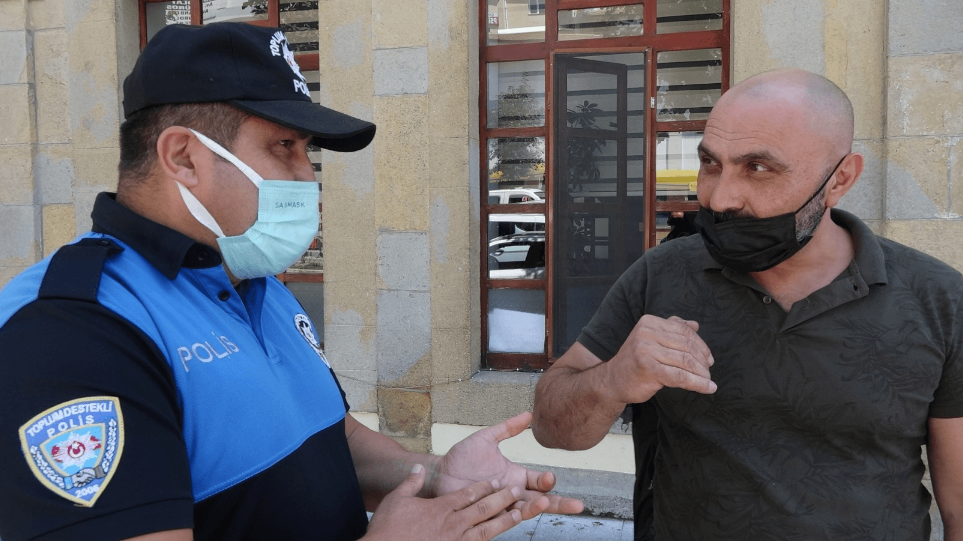 Maske uyarısı yapan polise 'Korona'ya inanmıyorum' dedi