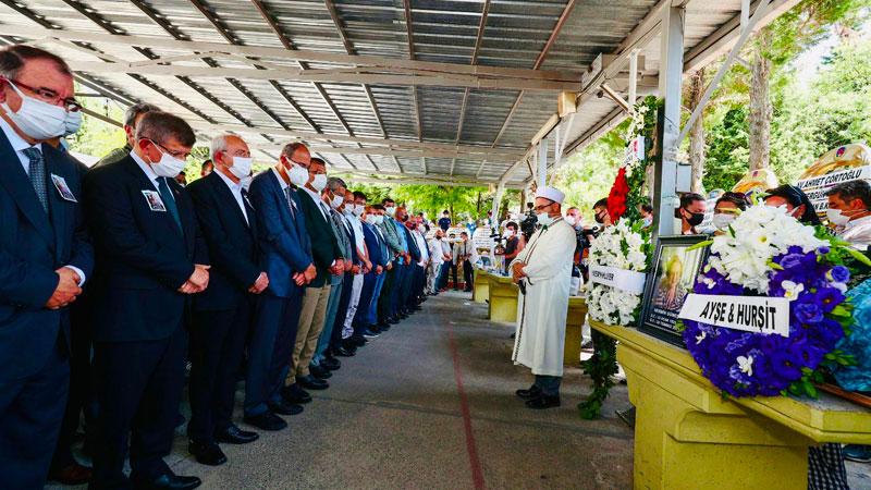 Nermin Güneş'in damadı Prof.Dr. Sencer Ayata, Gelecek Partisi Genel Başkanı Ahmet Davutoğlu, CHP Genel Başkanı Kılıçdaroğlu, Güneş'in oğlu Prof. Dr. Hurşit Güneş, İBB Başkanı Ekrem İmamoğlu (soldan sağa)