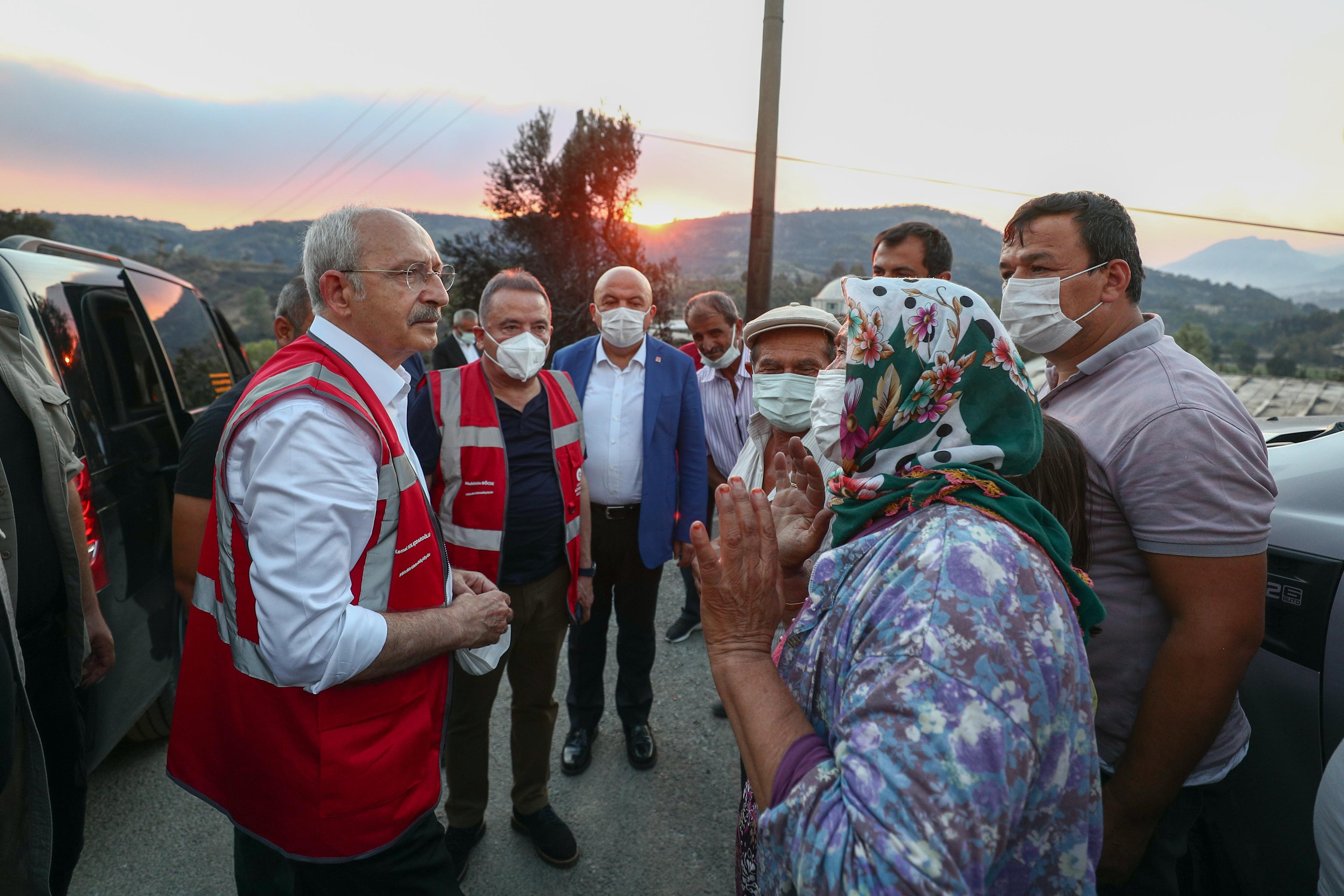 Kılıçdaroğlu, Manavgat Belediyesi Yangın Dayanışma Merkezi’ni ziyaret ederek yangınla ilgili bilgi aldı 